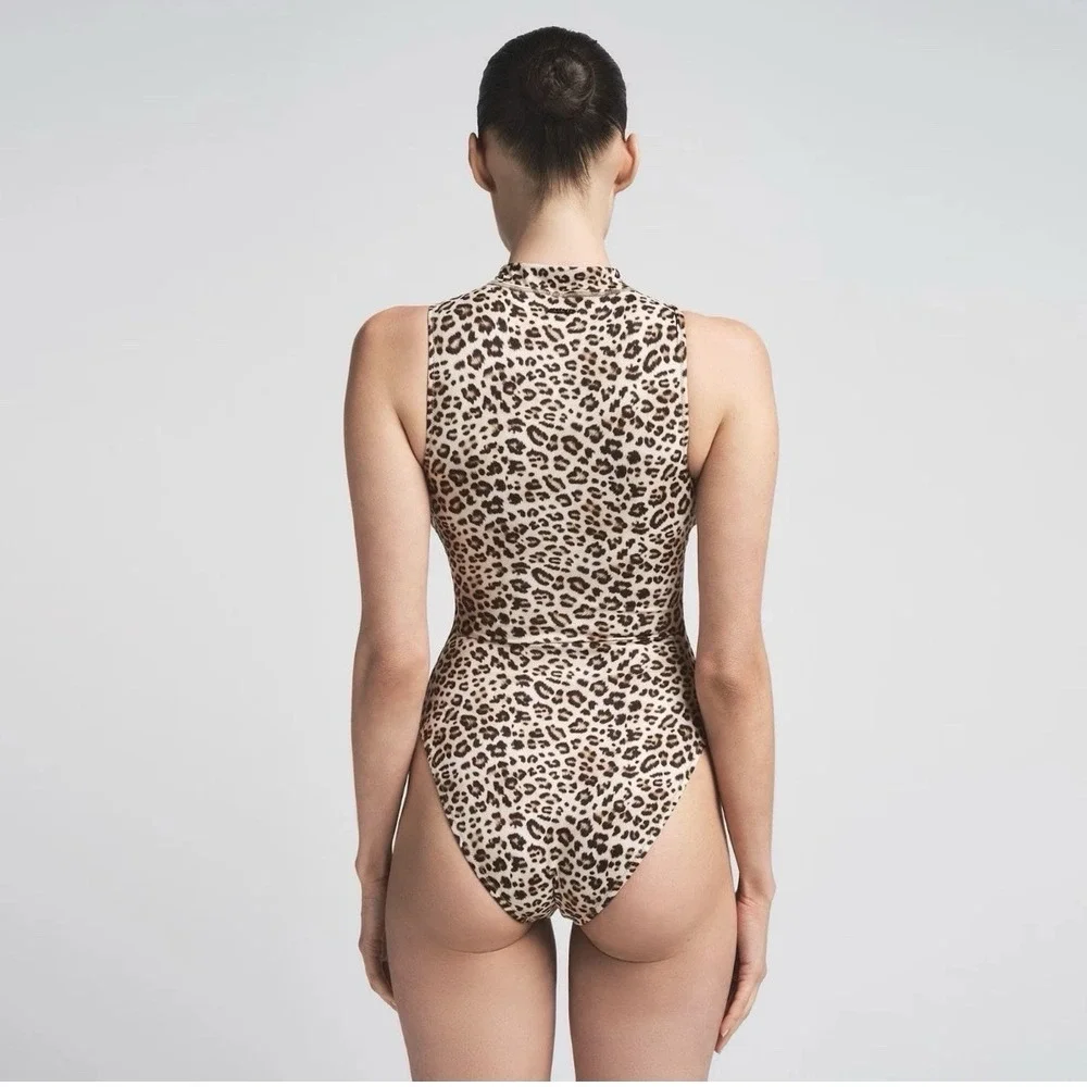 NWT SKIMS Signature Swim Zip Front Sleeveless 1 Piece Champagne Leopard Print M